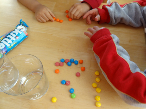  19 trò chơi thú vị với kẹo Skittles cho trẻ em